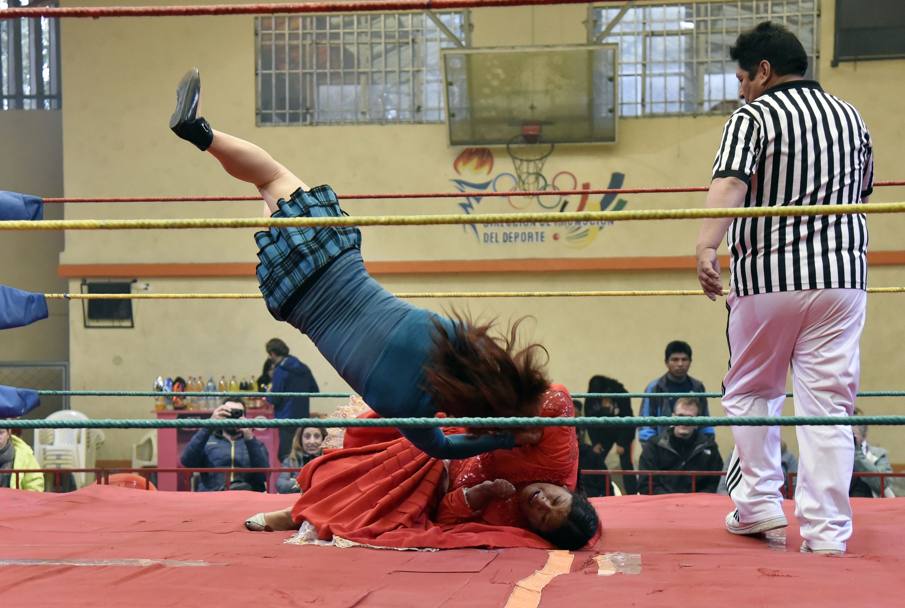 Wrestling femminile in Bolivia. Angela la Folclorica contro Carla Greta. Match coloratissimo e spettacolare (Afp)